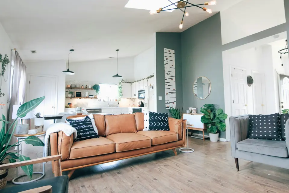 Vurgu duvarlı açık plan salon